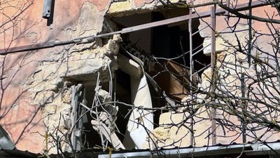 Херсон, обстріли, будинок, стіна, пошкодження