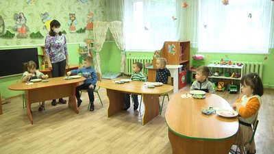 У Житомирі в садочку діти під час занять проводять наукові експерименти