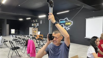 Закарпатець Максим Адаменко виготовляє перископи для ЗСУ з пластикових труб Закарпатець Максим Адаменко виготовляє перископи для ЗСУ з пластикових труб