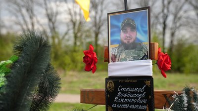 “Плакала, як вовчиця на труні”: у Путивлі на Сумщині поховали матір через день після сина “Плакала, як вовчиця на труні”: у Путивлі на Сумщині поховали матір через день після сина