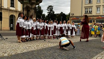 Збирають гумдопомогу та плетуть маскувальні сітки. Як українці допомагають Дніпру та армії з-за кордону Збирають гумдопомогу та плетуть маскувальні сітки. Як українці допомагають Дніпру та армії з-за кордону