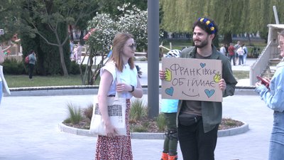 "Франківськ обіймає" — переселенці провели акцію, щоб подякувати Івано-Франківську за гостинність "Франківськ обіймає" — переселенці провели акцію, щоб подякувати Івано-Франківську за гостинність