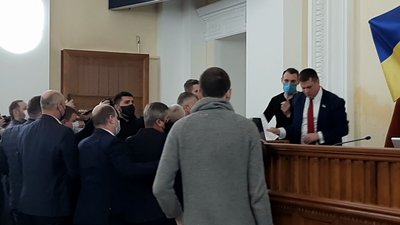 У Харківській міськраді сталася сутичка під час виступу депутата ОПЗЖ: відео