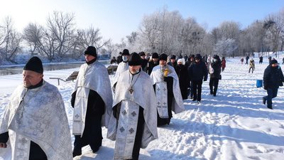 Хресна хода і пірнання: як лучани святкують Водохреще Хресна хода і пірнання: як лучани святкують Водохреще