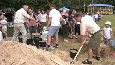 У рівненському "Хіміку" чистили ставок. Як це відбувалося У рівненському "Хіміку" чистили ставок. Як це відбувалося