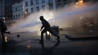 У Брюсселі поліція затримала більше сотні учасників протесту, є поранені У Брюсселі поліція затримала більше сотні учасників протесту, є поранені
