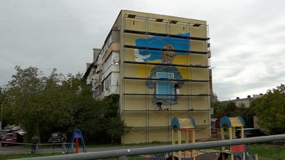 У Мукачеві малюють мурал, присвячений вчасній реєстрації народження дитини У Мукачеві малюють мурал, присвячений вчасній реєстрації народження дитини