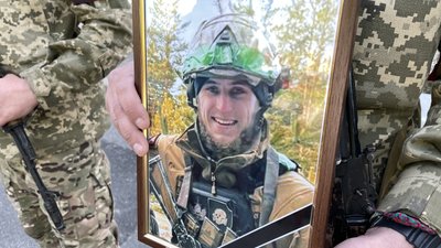 У Полтаві прощаються із полеглим військовослужбовцем Павлом Івченком У Полтаві прощаються із полеглим військовослужбовцем Павлом Івченком