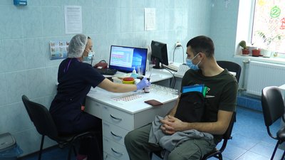 Донор готується здати кров Донор готується здати кров