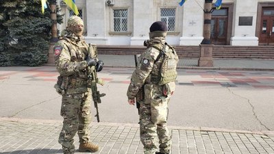 Охороняють об’єкти та патрулюють вулиці: на Херсонщині поліція працює в посиленому режимі Охороняють об’єкти та патрулюють вулиці: на Херсонщині поліція працює в посиленому режимі