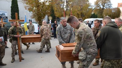 На Тернопільщині попрощалися із загиблими військовослужбовцями На Тернопільщині попрощалися із загиблими військовослужбовцями
