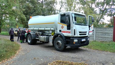 Жителям Костянтинівки рятувальники щодня розвозять до 25 тонн води Жителям Костянтинівки рятувальники щодня розвозять до 25 тонн води