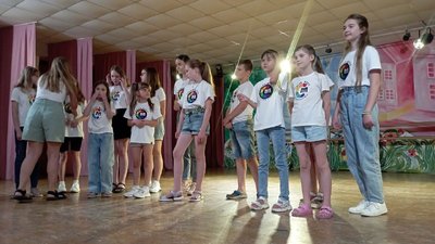 “Тисячі людей дивилися на нас”. Дитячий хор з Дніпра заспівав на концерті з британським гуртом Coldplay