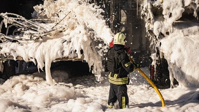 Рятувальник гасить пожежу на поштовому терміналі в передмісті Харкова Рятувальник гасить пожежу на поштовому терміналі в передмісті Харкова