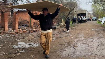 "Я відлетіла, мене завалило". Жительки Слов’янська розказали про удари російськими "Геранями" проти ночі 10 квітня "Я відлетіла, мене завалило". Жительки Слов’янська розказали про удари російськими "Геранями" проти ночі 10 квітня