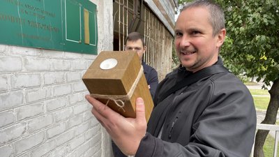 У Черкасах діти з інвалідністю малювали листівки для захисників України У Черкасах діти з інвалідністю малювали листівки для захисників України