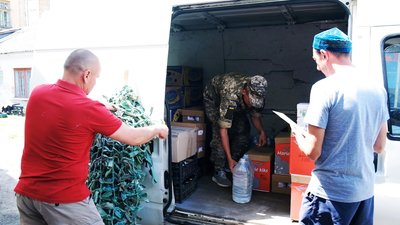 Маскувальні сітки, аптечки та провізія: як працює волонтерський центр на Вінничичні