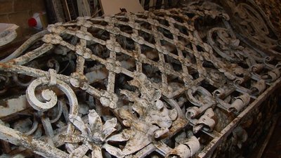 Витвір ковальського мистецтва – у сховок. У Черкасах демонтували 150-річний балкон