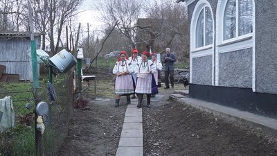 На Вінниччині усім селом у Чистий четвер випікають паски у глиняній печі На Вінниччині усім селом у Чистий четвер випікають паски у глиняній печі