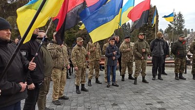 У Тернополі відбувся автопробіг до Дня українського добровольця У Тернополі відбувся автопробіг до Дня українського добровольця
