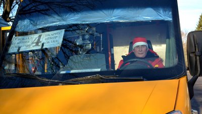 До новорічних свят прикрасили автобуси у Тростянецькій громаді До новорічних свят прикрасили автобуси у Тростянецькій громаді