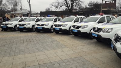 Поліцейські офіцери черкаських громад отримали ключі від нових автомобілів Поліцейські офіцери черкаських громад отримали ключі від нових автомобілів