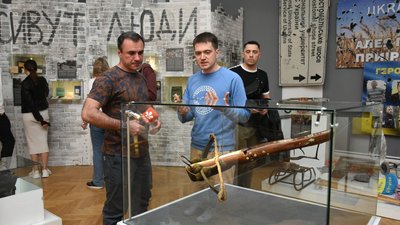 У Києві відкрили виставку "Навала. Київський постріл", присвячену обороні столиці У Києві відкрили виставку "Навала. Київський постріл", присвячену обороні столиці