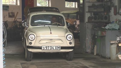 Недоїдав роками щоб купити автівку: чоловік з Хмельницького має у колекції понад десяток ретромашин