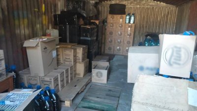 Черкащанин зберігав у гаражі понад 11 тисяч пачок цигарок без акцизу: їх вилучили Черкащанин зберігав у гаражі понад 11 тисяч пачок цигарок без акцизу: їх вилучили
