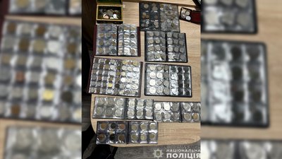 На Чернігівщині поліція затримала двох чоловіків, яких підозрюють у викраденні колекційних монет