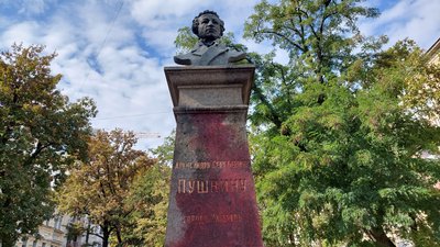 У Харкові облили пам'ятник Пушкіну червоною фарбою