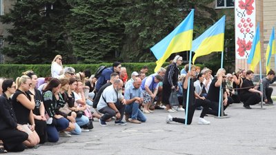На Кіровоградщині попрощалися з захисниками Сергієм Поліщуком і Денисом Пильненьким На Кіровоградщині попрощалися з захисниками Сергієм Поліщуком і Денисом Пильненьким