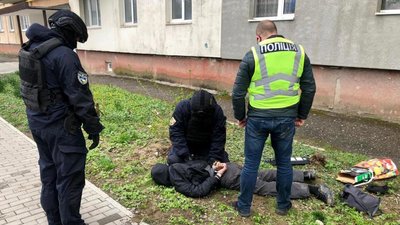 На Закарпатті затримали раніше судимого чоловіка за збут наркотиків На Закарпатті затримали раніше судимого чоловіка за збут наркотиків