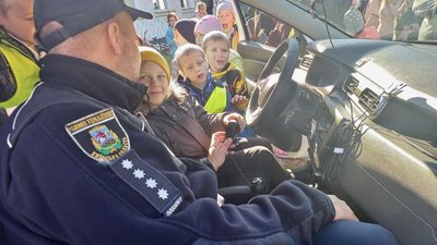 Як поводитися на вулиці. Дітям на Київщині розповіли про правила безпеки Як поводитися на вулиці. Дітям на Київщині розповіли про правила безпеки