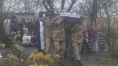 Черкащани попрощалися із захисниками, які загинули на війні з Росією Черкащани попрощалися із захисниками, які загинули на війні з Росією