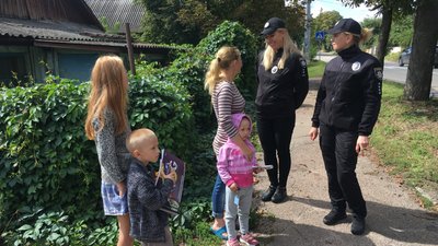 Поліцейські вручили одній з житомирських родин канцтовари, зібрані під час благодійної акції