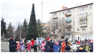 Як виглядають головні ялинки Запоріжжя та області Як виглядають головні ялинки Запоріжжя та області