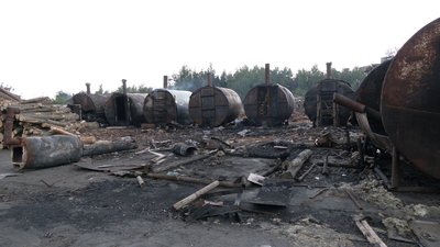 На Рівненщині люди обурились випалюванням вугілля біля села. Підприємець відповів