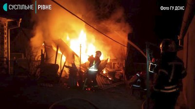 У Рівному під час пожежі в господарстві ледь не згоріли сусідні будинки У Рівному під час пожежі в господарстві ледь не згоріли сусідні будинки