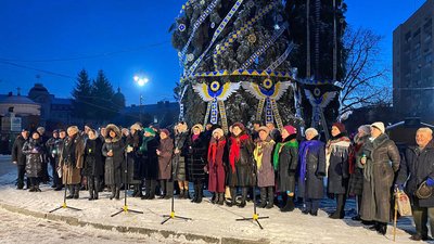 У центрі Луцька до свят офіційно відкрили "Ялинку незламності"