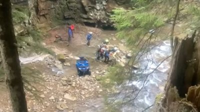 На Івано-Франківщині туристка на квадроциклі впала з 15-метрового обриву