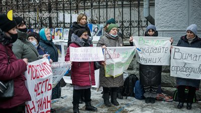 "Наших дітей привозять з тавром "самогубці": батьки загиблих під час служби солдатів приїхали під ОП "Наших дітей привозять з тавром "самогубці": батьки загиблих під час служби солдатів приїхали під ОП
