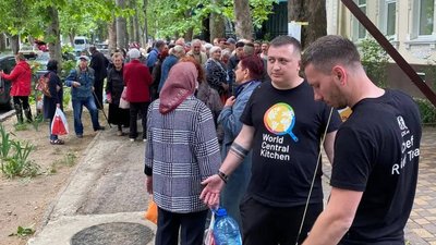 Миколаївські волонтери роздають щодня понад тисячу комплексних обідів Миколаївські волонтери роздають щодня понад тисячу комплексних обідів