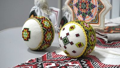 Тернополянка виготовляє іграшки з вишитих рушників та сорочок Тернополянка виготовляє іграшки з вишитих рушників та сорочок