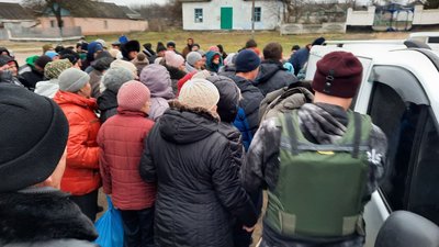 Волонтери з Миколаєва та Херсона роздали гумдопомогу жителям села, що розташоване на лінії вогню