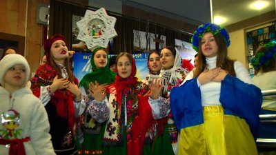 В українських костюмах та з зіркою: вінницькі школярі колядували, щоб зібрати гроші на дрон для оборонців В українських костюмах та з зіркою: вінницькі школярі колядували, щоб зібрати гроші на дрон для оборонців