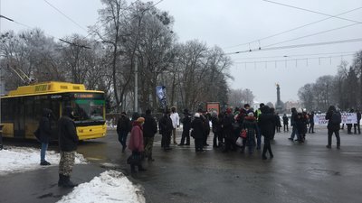 Опівдні протестувальники перекрили рух транспорту в Корпусному парку
