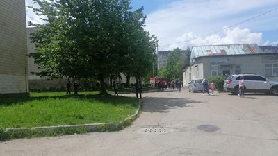 У Тернополі евакуювали дітей та вчителів з трьох шкіл У Тернополі евакуювали дітей та вчителів з трьох шкіл