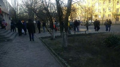 У Херсоні черги біля банкоматів та магазинів У Херсоні черги біля банкоматів та магазинів