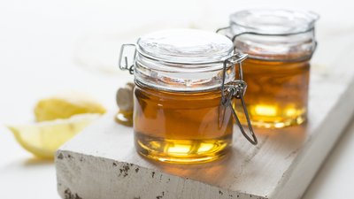 Чому українці полюбляють мед та чим він кращий за цукор? Чому українці полюбляють мед та чим він кращий за цукор?